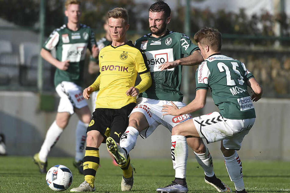 Patrick Möschl (r.) und Nico Antonitsch (2.v.r.) spielten gemeinsam beim SV Ried in Österreich.