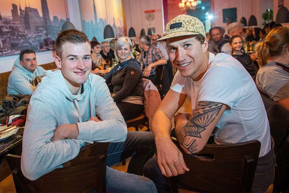 Kontakt mit den Fans: Malte Ziegenhagen (27, r.) und Leon Hoppe (19) beim ersten Niners-Fanstammtisch.