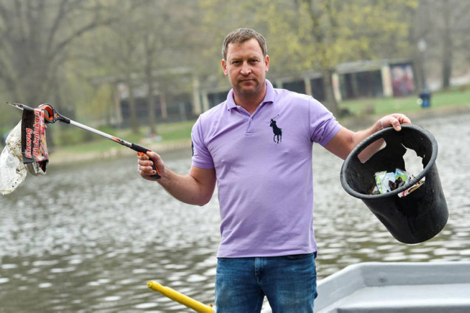 Milchhäuschen-Betreiber Falko Hirsch (43) fischt den Müll selbst aus dem Schloßteich.