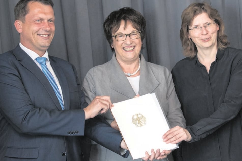 Bundeswirtschaftsministerin Brigitte Zypries (63, SPD, Mi.) in Boxberg mit
dem ersten Fördermittelbescheid.
