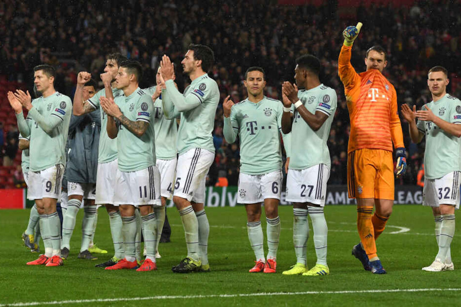 Die Spieler von München bedanken sich nach dem torlosen Unentschieden bei den Fans in Liverpool: Rückt der FC Bayern ins Viertelfinale, winkt eine fette Prämie.