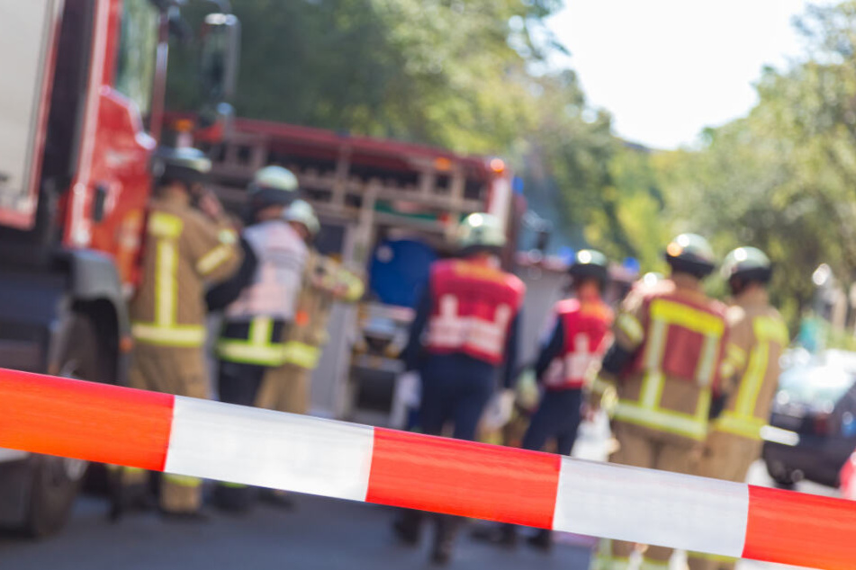 Die Einsatzkräfte befreiten einen Autofahrer aus einem Unfallwagen, dann brach der Feuerwehrmann zusammen. (Symbolbild)