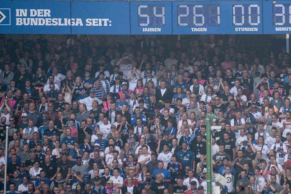 Die Uhr im Hamburger Stadion bleibt stehen, weil der HSV gerade abgestiegen ist.