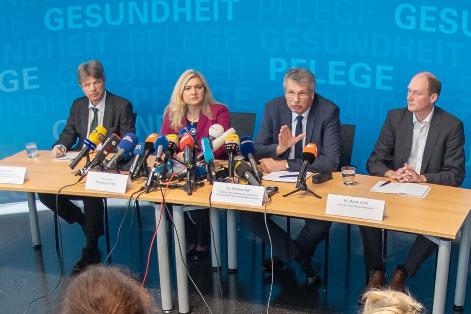 Jörg Säuberlich (l-r), Pressesprecher Staatsministerium für Gesundheit und Pflege, Melanie Huml (CSU), Andreas Zapf, Präsident des bayerischen Landesamtes für Gesundheit und Lebensmittelsicherheit und Martin Koch, Leiter der Task-Force Infektiologie.
