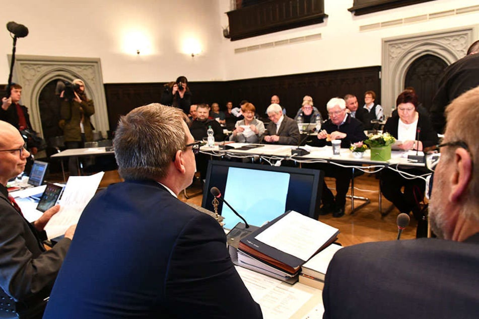 Der Freiberger Stadtrat. Vorn in der Mitte (von hinten) OB Sven Krüger (SPD).