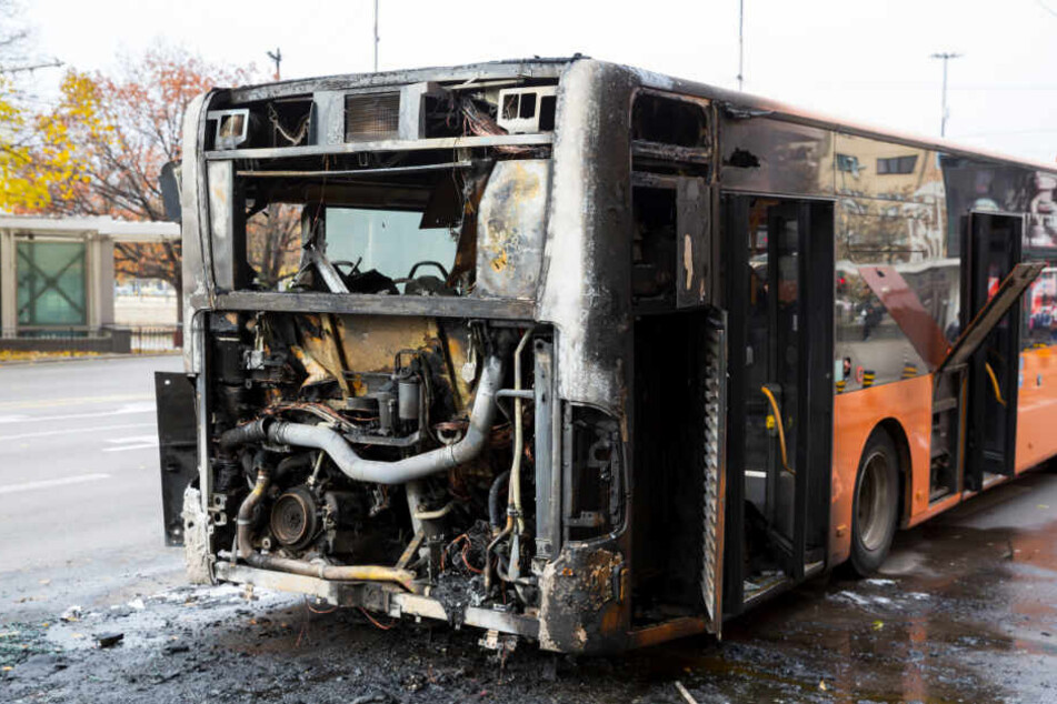 Im Heckbereich fing der Bus Feuer. (Symbolbild)