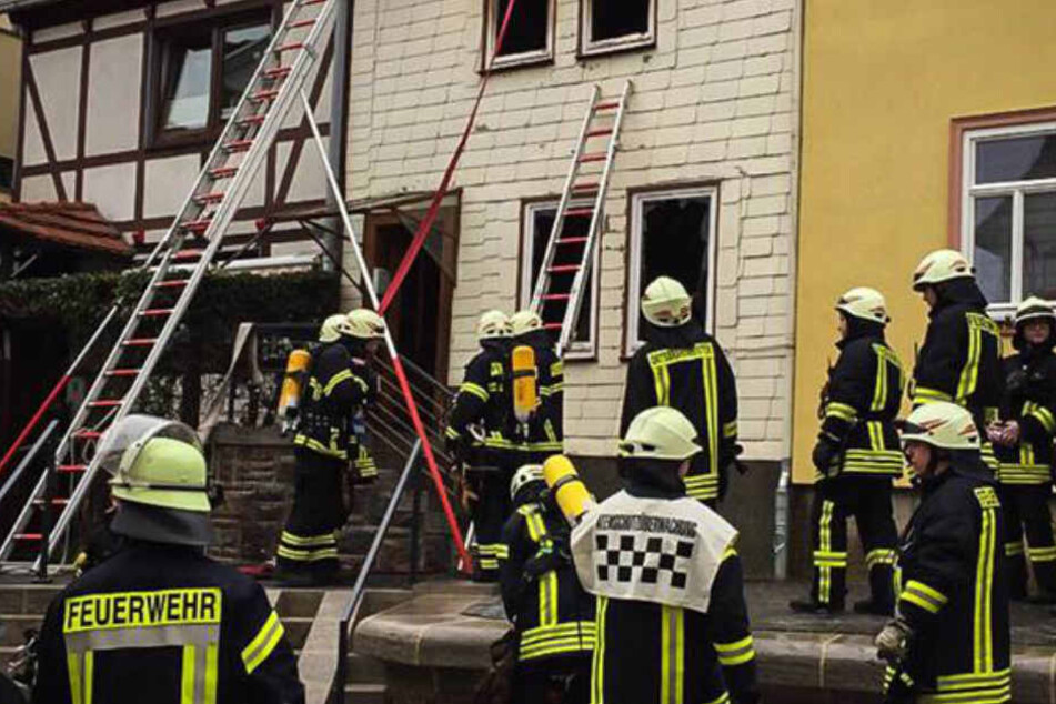 Nach dem Brand fanden die Feuerwehrbeamten eine verkohlte Leiche im Wohnhaus. (Symbolbild)