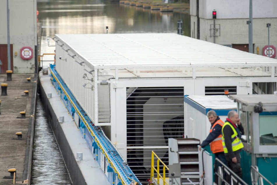 Voll beladen wiegen die Castor-Behälter (Bildmitte) über 100 Tonnen.