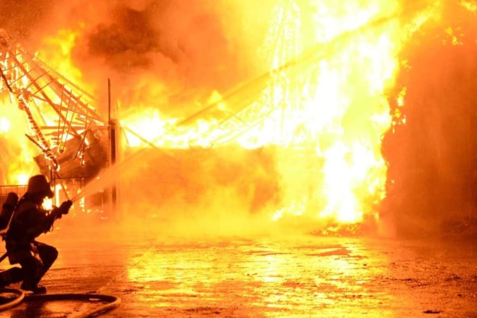 Die Feuerwehr geht davon aus, dass der Brand von der Werkstatt ausging. (Symbolbild)