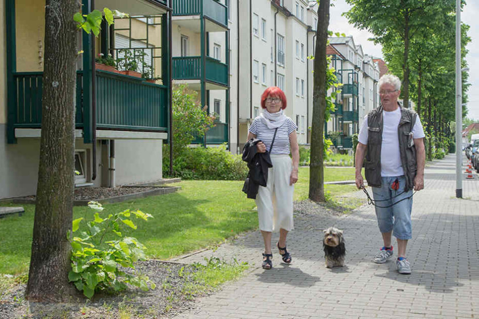 Erna (73) und Jürgen Kunze (74) sind jetzt besonders vorsichtig beim Gassigehen.