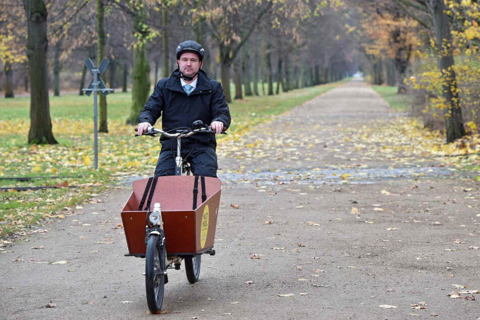 Baubürgermeister Raoul Schmidt-Lamontain (40, Grüne) fuhr gestern mit seinem Lastenfahrrad auf dem Radweg.