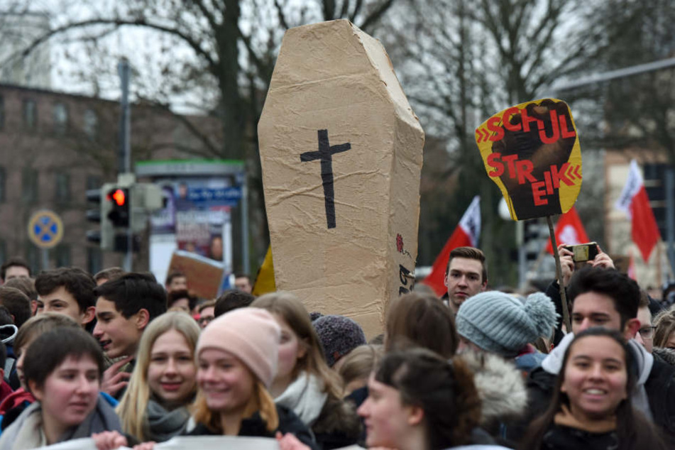 Die Kasseler Schüler wollen mit der Demo ein Zeichen gegen den Verfall von Schulen setzen.