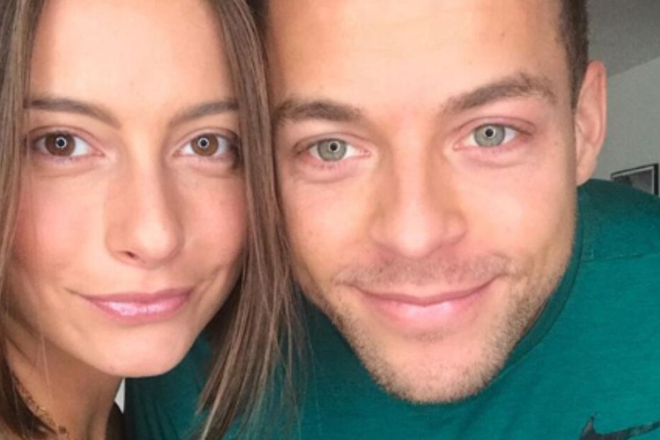 Jennifer (26) und Andrej (32) heizen die Gerüchteküche mit einem süßen Foto an.