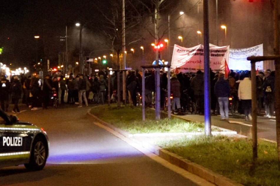 In Nürnberg haben viele Menschen gegen eine geplante Abschiebung demonstriert.