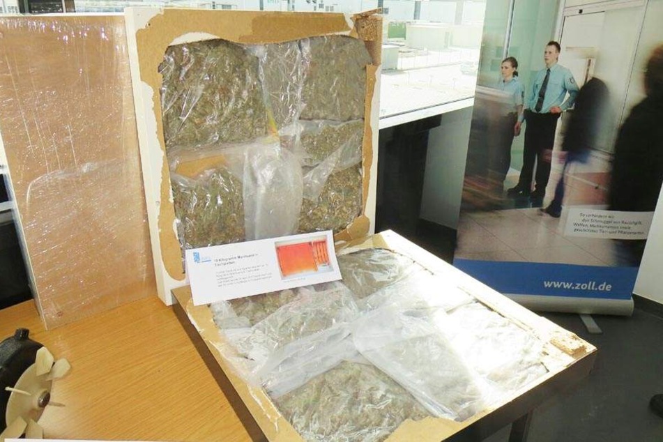 In diesen Tischplatten waren 10 Kilogramm Marihuana versteckt. Röntgenaufnahmen entlarvten den Schmuggler.