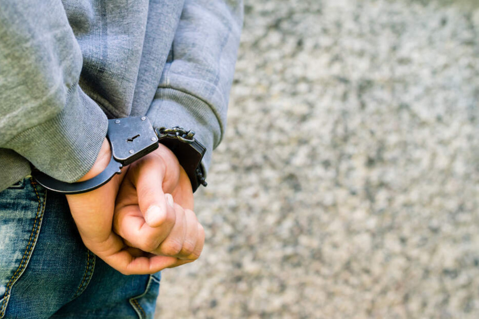 Polizisten haben am Dienstagmittag zwei Männer (19) in der Kölner Innenstadt festgenommen. (Symbolbild)