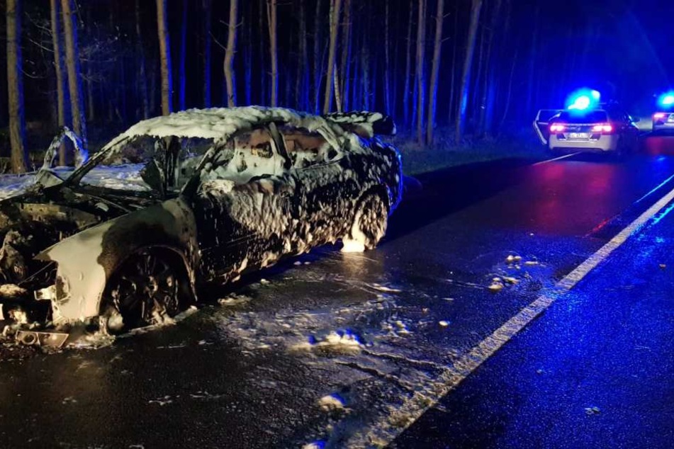 Der völlig ausgebrannte Audi A6 auf der B188 bei Friesack.