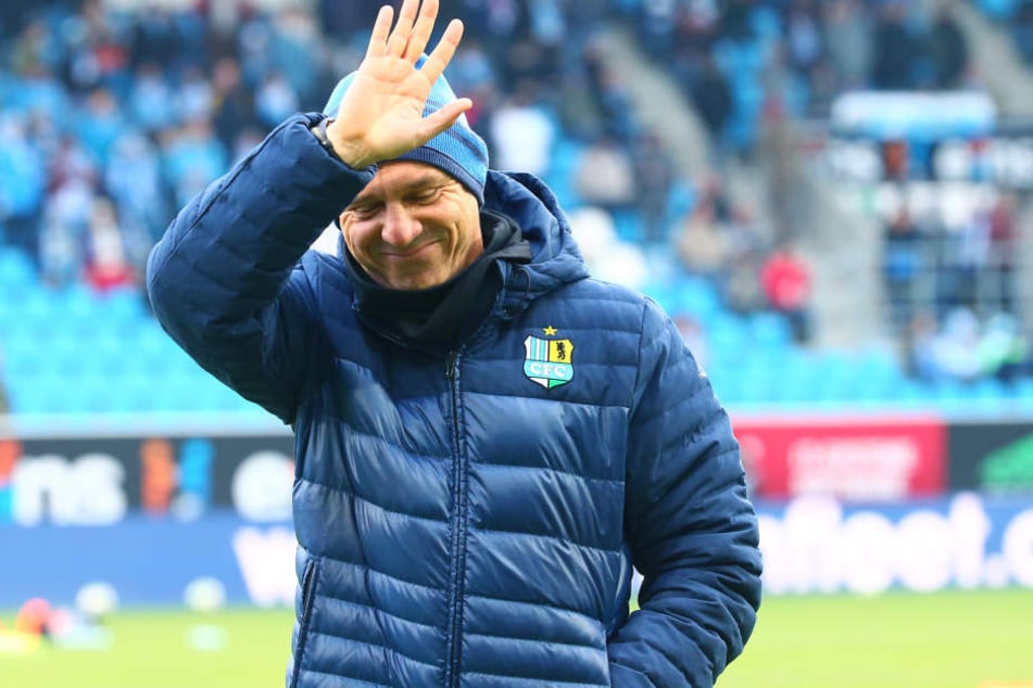 Angezählt, aber noch nicht am Boden: CFC-Trainer Horst Steffen darf das Team auf Magdeburg vorbereiten.