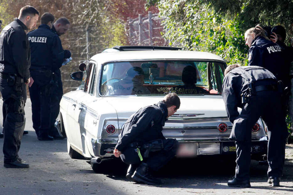 Polizisten kontrollieren ein getuntes Auto beim großen Tuning-Treffen in Bochum.