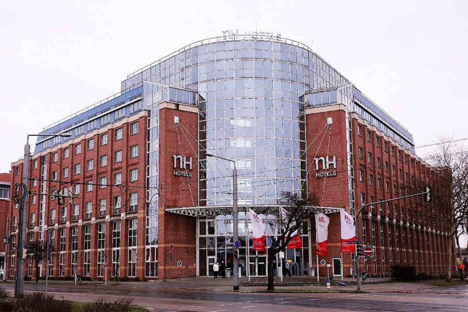 Ein bislang unbekannter Mann hat am vergangenen Samstag das Hotel NH Dresden Neustadt überfallen.