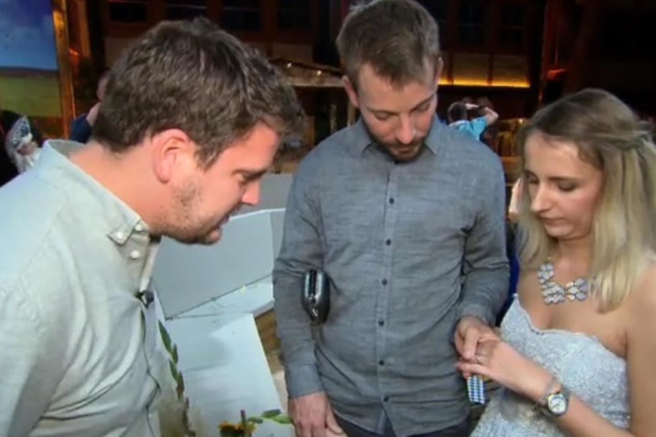 Hinter den Kulissen von "Bauer sucht Frau": Jeder bewundert den Verlobungsring, den Gerald seiner Anna an den Finger gesteckt hat.