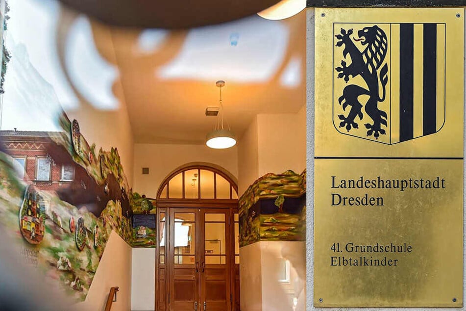 Der Eingangsbereich im Treppenhaus: Über Lichtschalter verfügt das "komplexe Lichtsteuerungssystem" nicht.