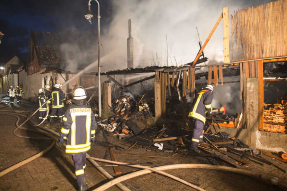 Das Feuer griff auch auf ein Nachbargrundstück über.