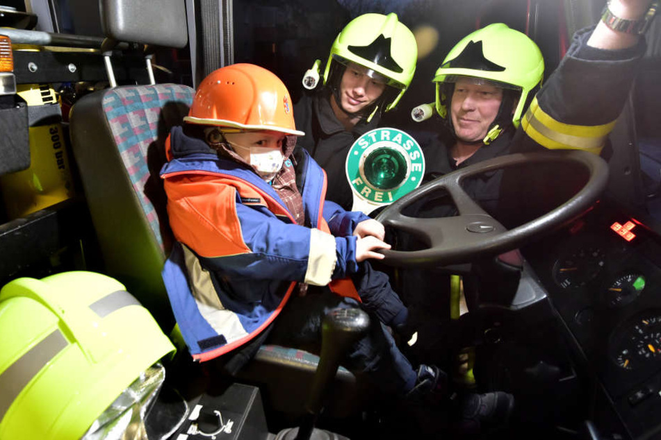 Im Dezember 2015 erfüllte sich Lukas’ letzter Wunsch - einmal Feuerwehrmann sein.