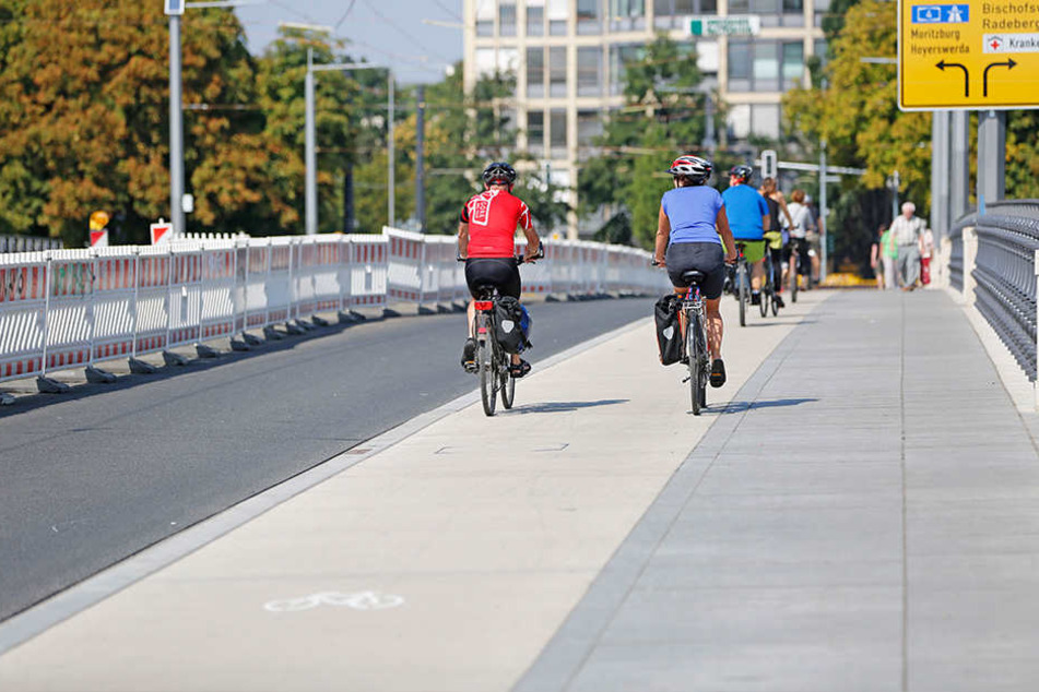 Laut ADFC ist der neue Radweg auf der Albertbrücke zu klein gebaut. Die Stadt
widerspricht vehement.