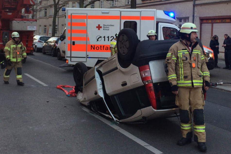 Das Auto wurde von der Rüstgruppe der Berliner Feuerwehr abtransportiert.