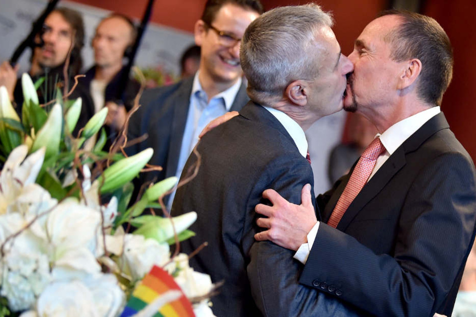 Homosexuelle Paare (wie hier in Berlin) können seit Oktober heiraten. Doch ein Softwareproblem scheint den Boom in Baden-Württemberg zu bremsen.