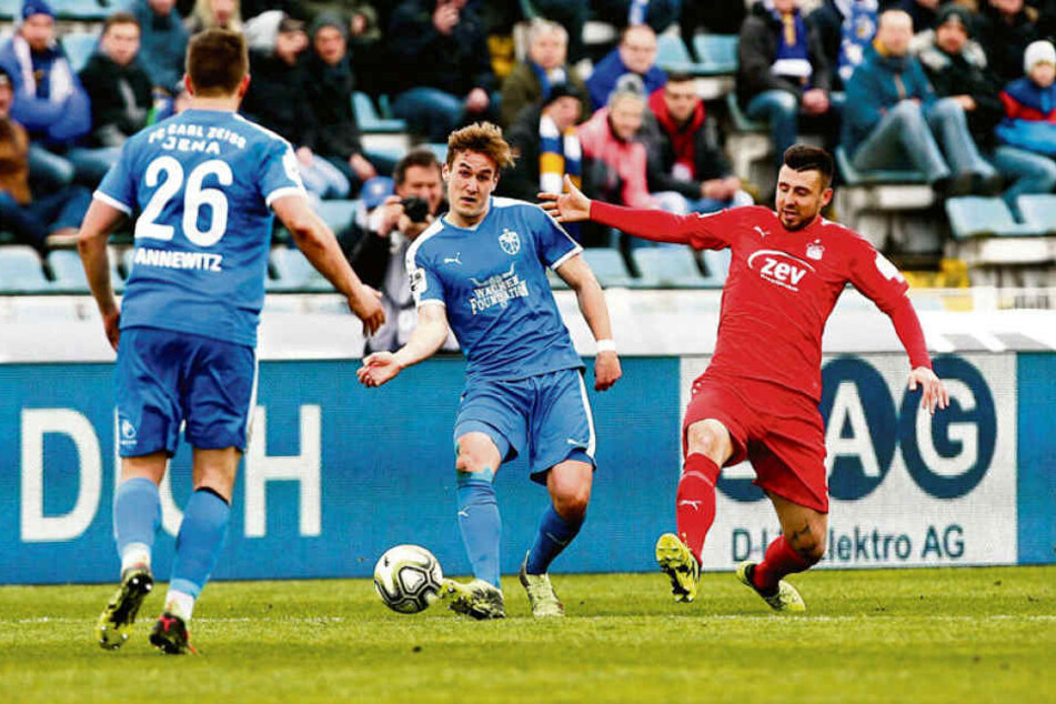 Davy Frick (r.) kommt zu spät, kann Jenas Julian-Günther Schmidt nicht stoppen.