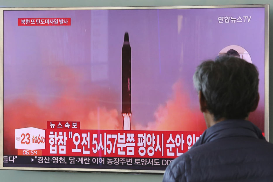Ein Mann sieht sich in Seoul, Südkorea, auf einem Fernseher in einer Bahnstation Nachrichten über den Start einer nordkoreanischen Rakte auf an.
