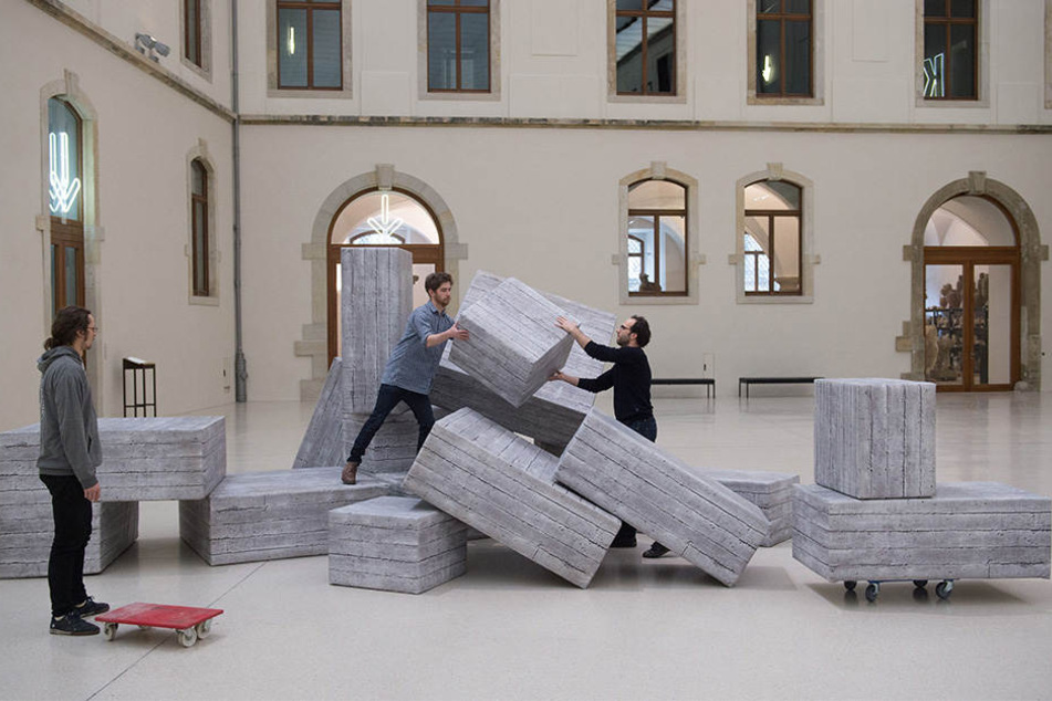 Kuratoren bauen einen Teil der auf der documenta 14 ausgestellten Installation "Demos" im Lichthof des Albertinum auf.