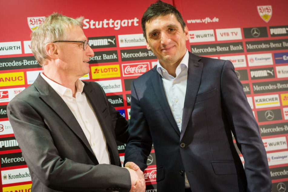 VfB-Sportvorstand Michael Reschke (l.) bei der Trainervorstellung des mittlerweile entlassenen VfB-Ex-Coach Tayfun Korkut (r.).