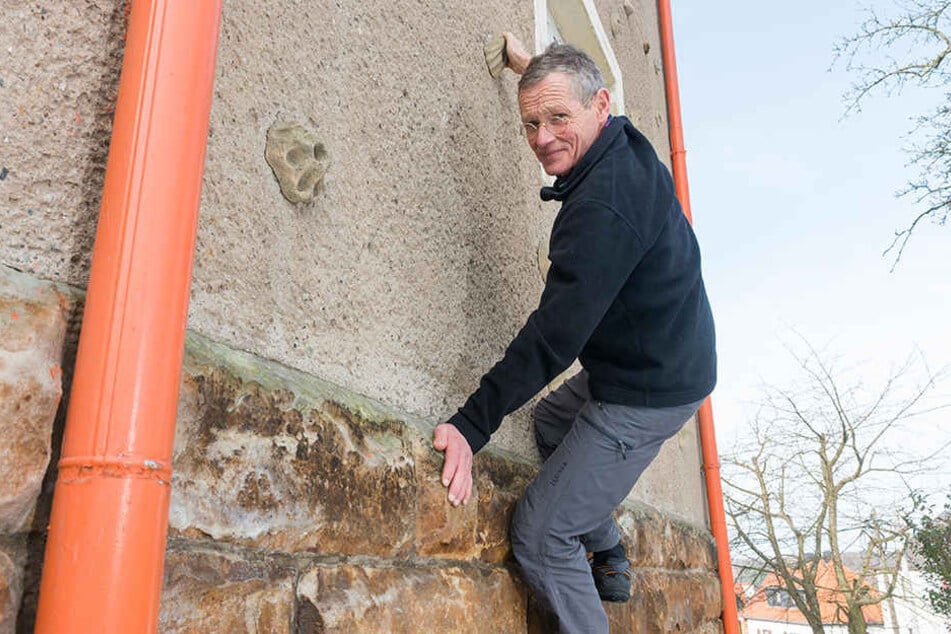 Der Herr der vertikalen Wände, Bernd, Arnold, wird 70 Jahre. Selbst an seiner Hauswand hat er Griffe geschraubt.