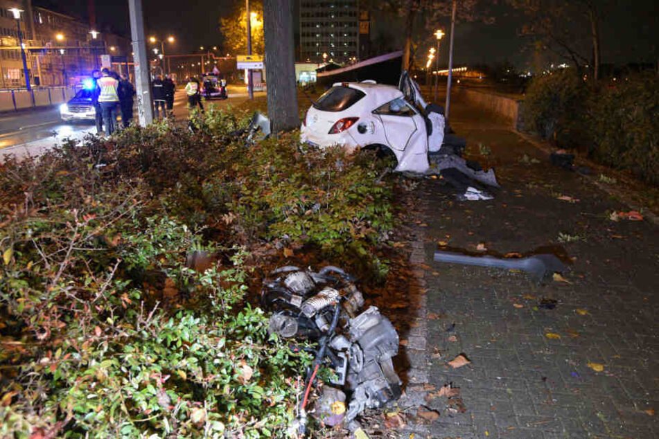 Durch die Wucht des Aufpralls wurde der Motor aus dem Auto geschleudert.