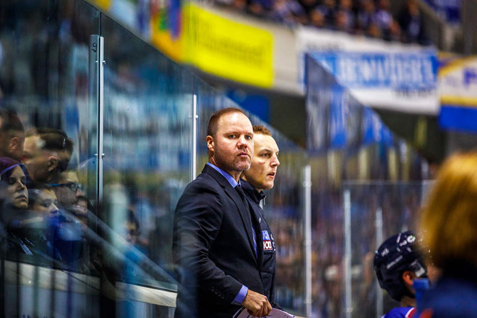 Eislöwen-Coach Bradley Gratton (l.) war nach den vielen Strafen ganz schön bedient.