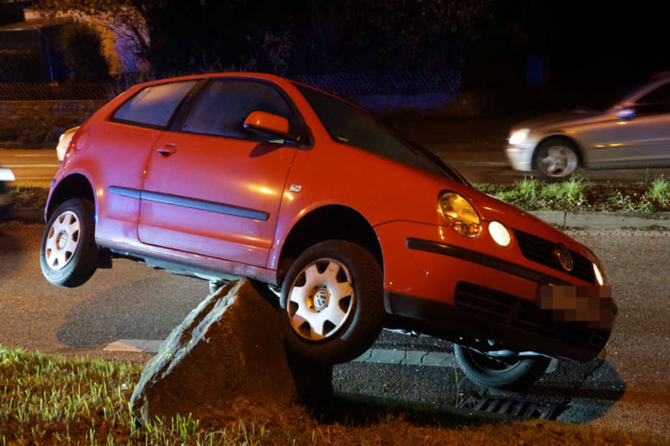 Andere Verkehrsteilnehmer halfen der Polofahrerin (23) aus ihrem Auto.