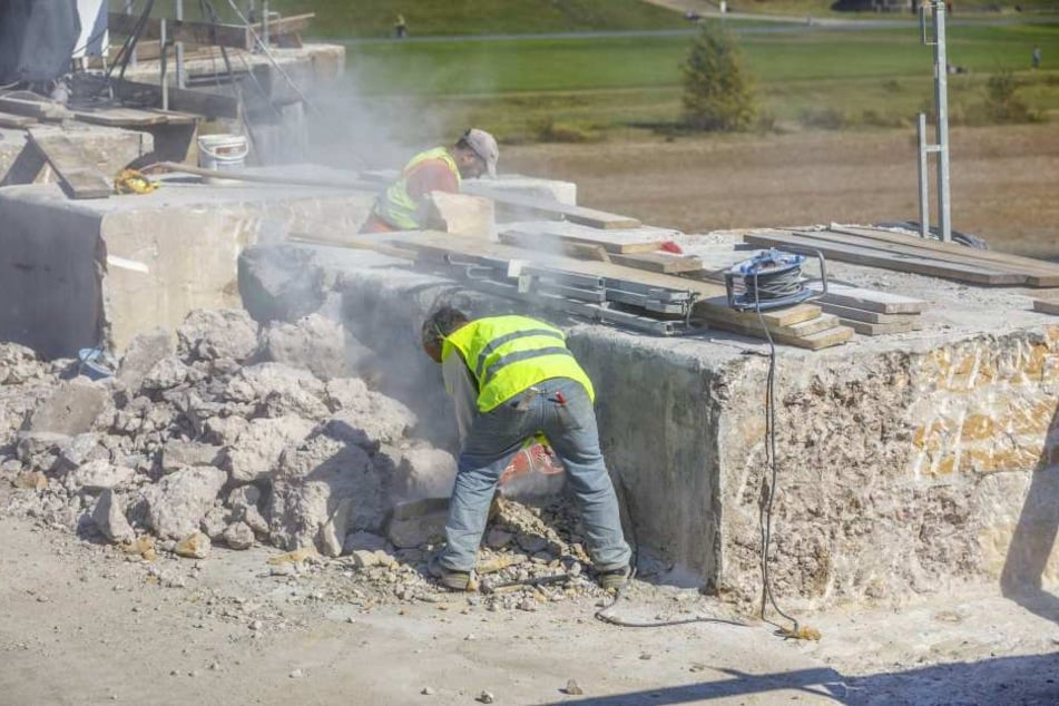 Am Freitag hantierten zwei Bauarbeiter auf der Baustelle herum, ohne Atemschutz.
