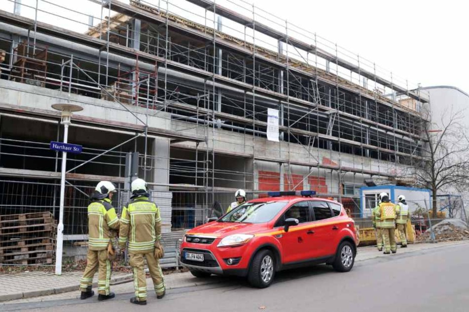 Dutzende Feuerwehrmänner mussten am Samstagnachmittag zu dem Parkhaus-Rohbau in Gorbitz ausrücken.
