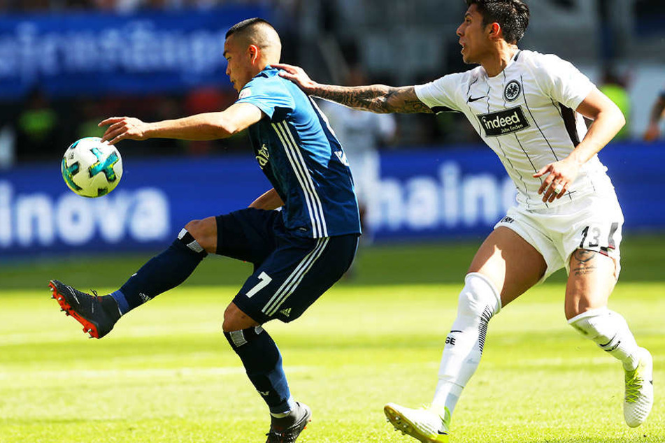 HSV-Stürmer Bobby Wood im Duell mit Frankfurts Carlos Salcedo.
