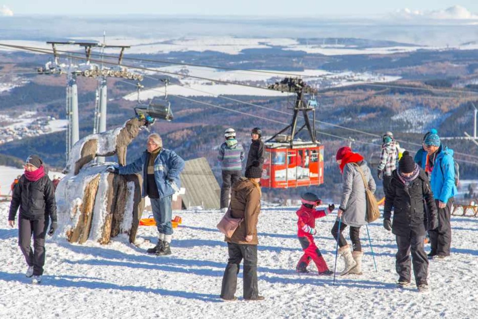 Kaiserwetter für Wintersportler auf dem Fichtelberg: Von der Krone des
Erzgebirges war sogar der Bayerische Wald zu sehen.