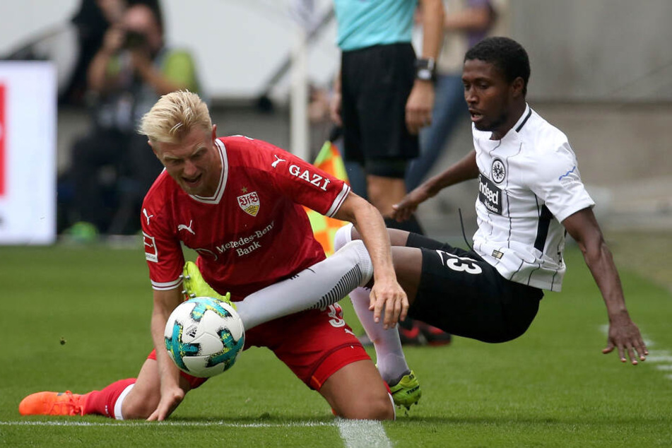 Eintracht Frankfurts Taleb Tawatha im Zweikampf mit Andreas Beck vom VfB Stuttgart.