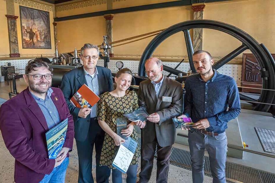 Oliver Brehm (53, 2.v.l.) und Amtskollege Olivier Iannone (43, l.) mit ihren
engsten Mitarbeitern im Industriemuseum.