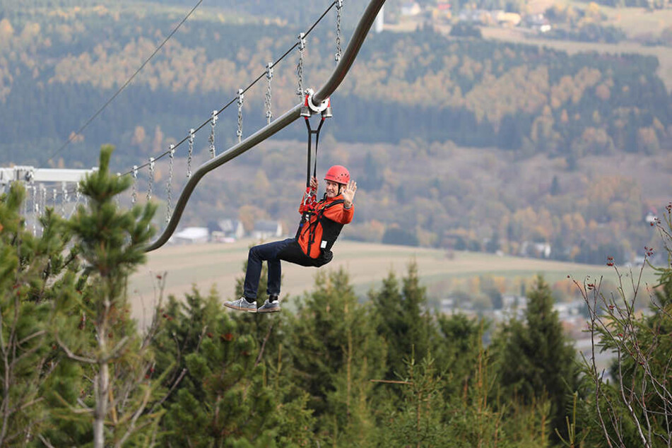 Jens Weißflog (54) testete die mit 1550 Metern weltweit längste Fly-Line in Oberwiesenthal.