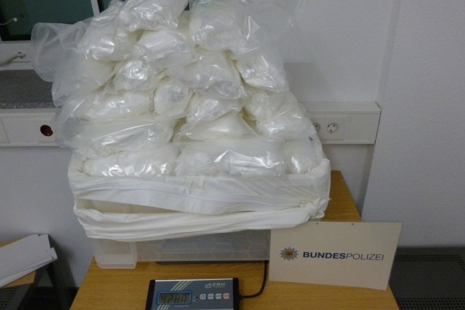 Die Amphetamine lagen in einem Versteck in einem Auto.