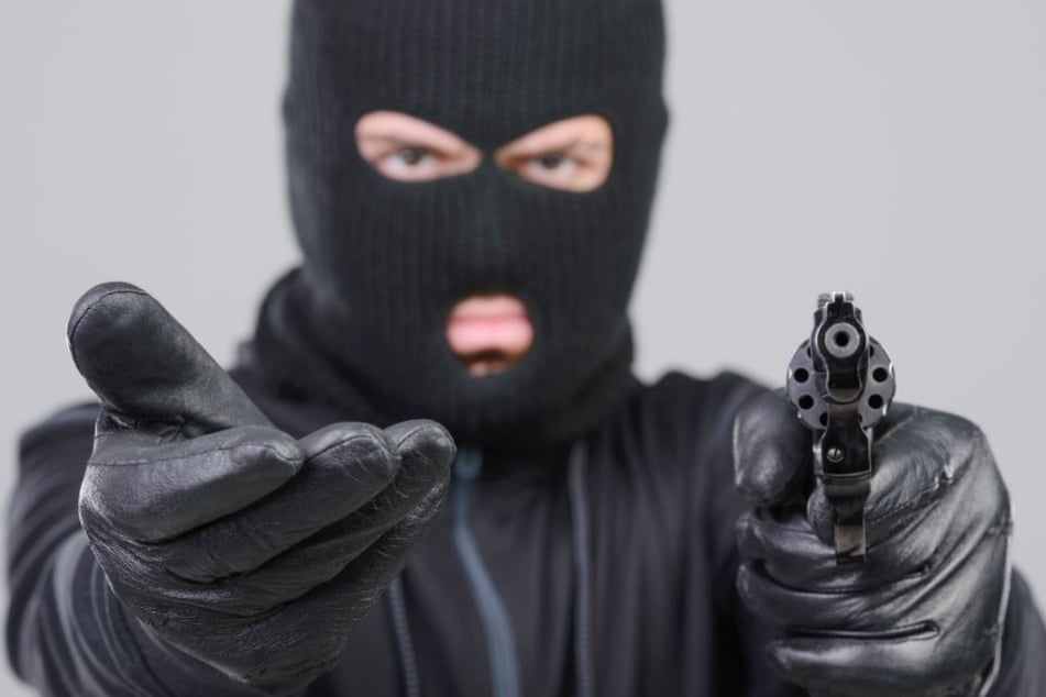 Die beiden Täter forderten Bargeld. Als die Bedrohten nicht reagierten, flüchteten die Männer. (Symbolbild)