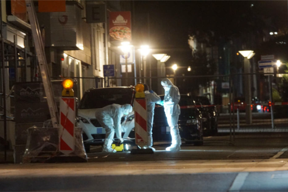 In weißen Schutzanzügen war die Spurensicherung in Göppingen unterwegs.