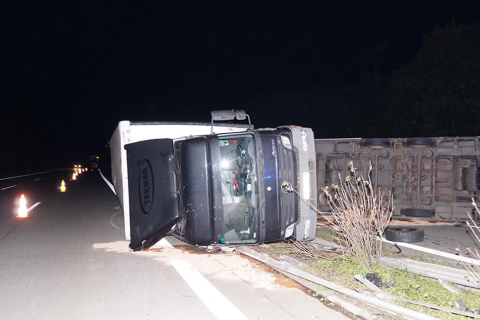 Der vollbeladene Lkw schleuderte über die Mittelplanke und blieb auf der Seite liegen.